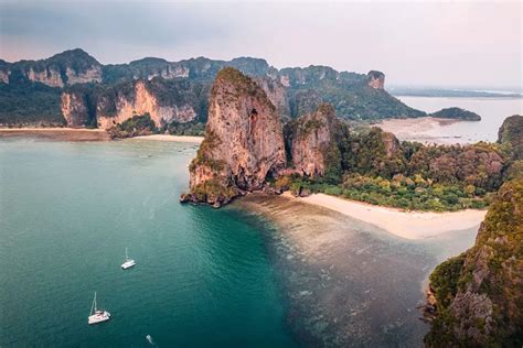Karstové útesy v provincii Krabi
