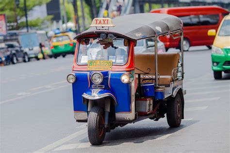 Farebný tuk-tuk na thajskej ulici