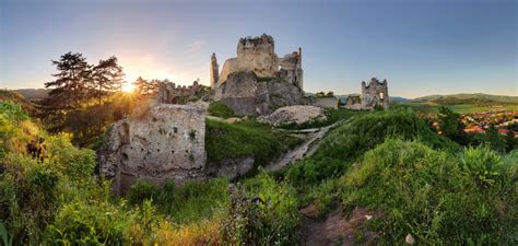 Panoráma hradu Divín nad obcou