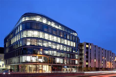 Budova s administratívnymi priestormi