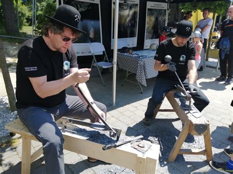 Ilustračná fotografia z Dňa bridlice v Marianke s ukážkou strihania bridlice