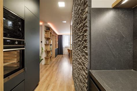 Moderný interiér s bridlicovými obkladmi