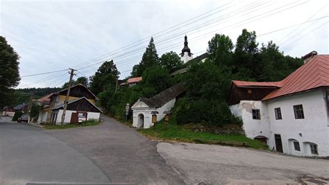 Malebná slovenská dolina s lesmi