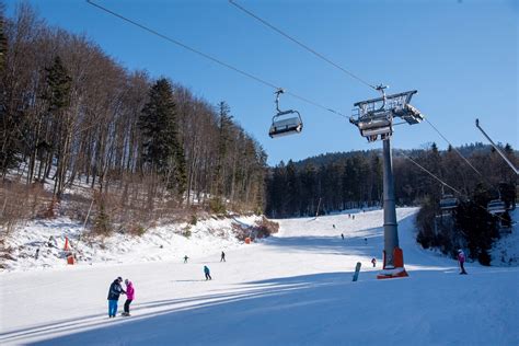 Lyžiarske stredisko v zasnežených horách