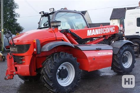 Červený teleskopický nakladač Manitou na stavbe