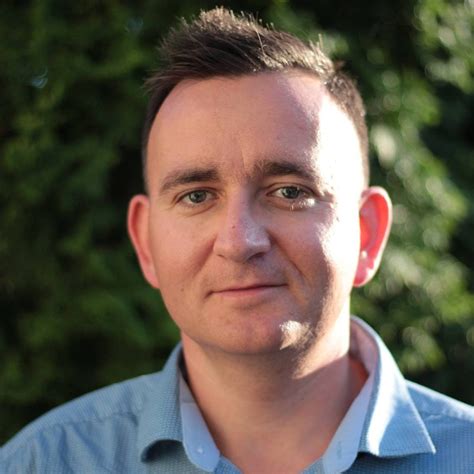 Ilustrácia znázorňujúca spokojnú rodinu pri odovzdávaní kľúčov od nového domu