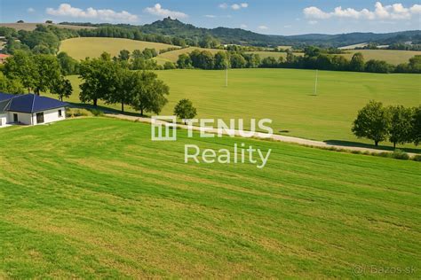 Fotografia stavebného pozemku s výhľadom na okolitú krajinu