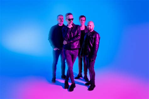 Skupina ľudí sa baví v Reštaurácii Garáž