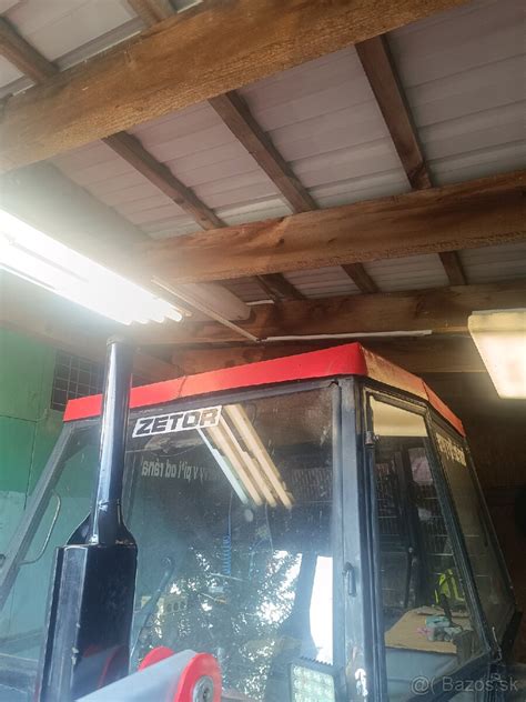 Plechová strecha na staršom traktore Zetor