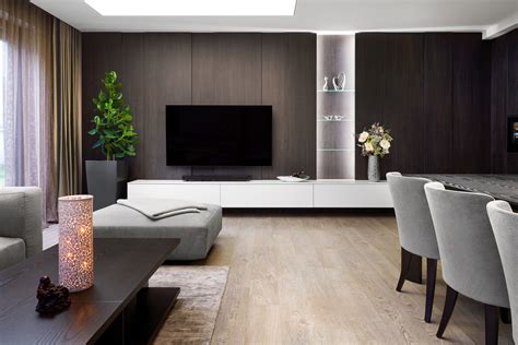 Obývacia izba s vysokými oknami a prirodzeným svetlom