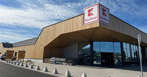 Ilustračná fotografia interiéru modernej predajne Kaufland