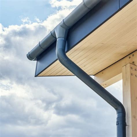 Ilustrácia dažďovej vody stekajúcej zo strechy do odtokového žľabu