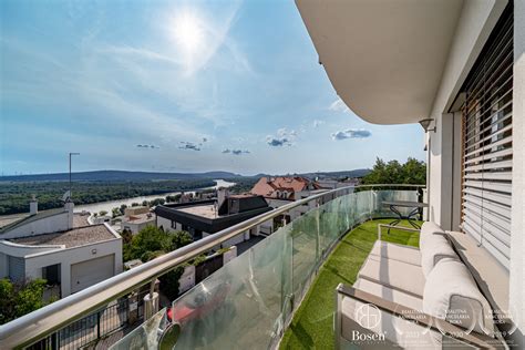 Moderná kancelária s výhľadom na mesto