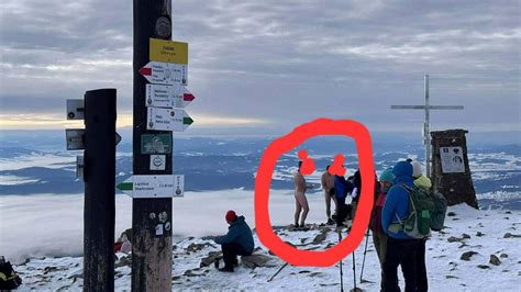 Fotografia turistov na vrchole hory v Beskydách