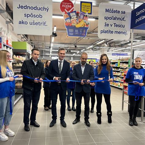 Moderná predajňa Tesco s prehľadne usporiadaným tovarom