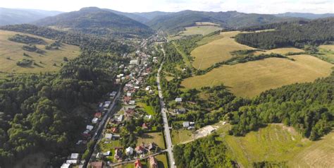 Panoráma obce Kolárovice s okolitými horami