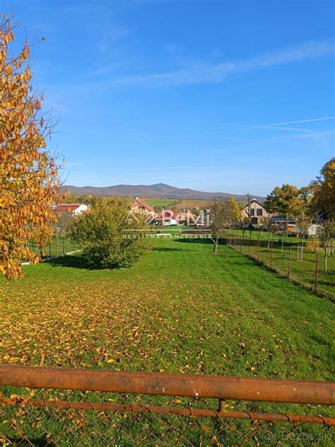 Stavebný pozemok v miernom svahu s výhľadom