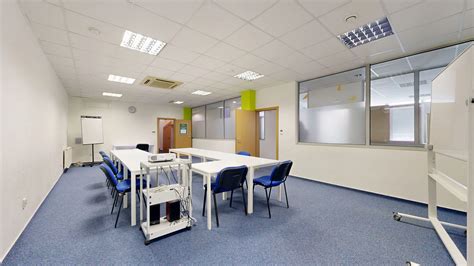 Ilustrácia zobrazujúca rôzne typy priestorov na prenájom, ako sú kancelárie, obchodné priestory a konferenčné miestnosti.