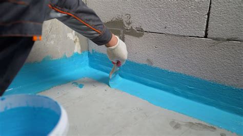 Aplikácia hydroizolácie na steny a podlahu kúpeľne