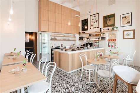 Interiér kaviarne s profesionálnym kávovarom