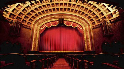 Divadelná scéna s hercami