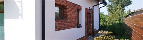 Detail fasády z lícových tehál a hliníkových okien