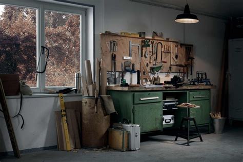 Dielňa v garáži s pracovným stolom a náradím