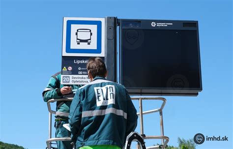 Digitálna informačná tabuľa na autobusovej stanici