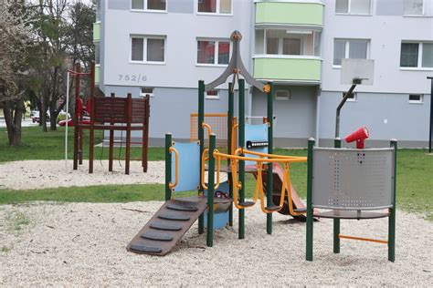 Fotografia detského ihriska v blízkosti bytového domu