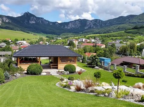 Ilustračná fotografia záhrady s dreveným domčekom