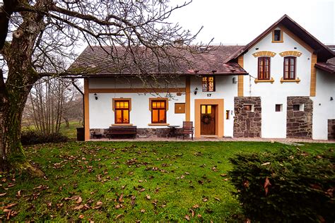 Interiér starého domu s prvkami pôvodnej architektúry