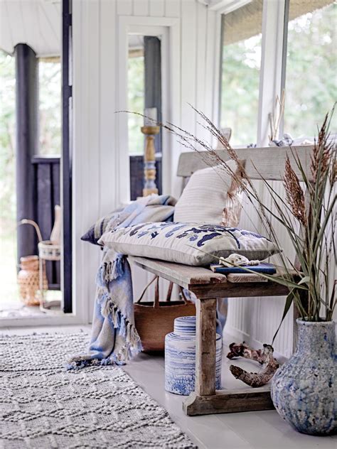 Letný interiér s ľanovými textíliami a svetlým nábytkom