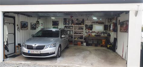 Auto zaparkované v garáži v zime