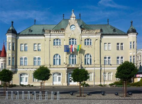 Dve budovy - jedna stará, druhá nová