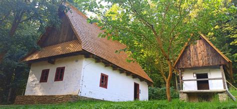 Ilustrácia znázorňujúca tradičnú liptovskú architektúru
