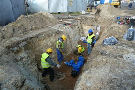 Ilustračná fotografia pracovníkov vykonávajúcich výkopové práce na vodovode