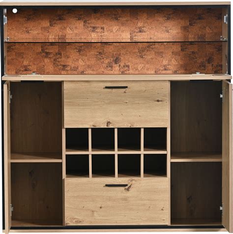 Detail interiéru s dobovým nábytkom a osvetlenou vitrínou na víno.