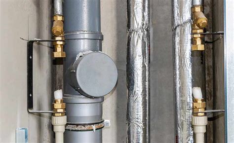 Detail predizolovaného potrubia s vyznačením izolácie a ochrannej vrstvy