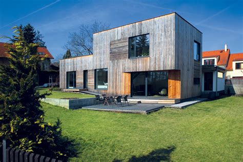 Dom s drevenou fasádou v modernom prostredí