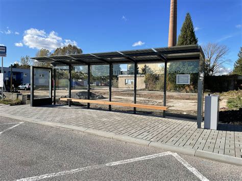Ilustrácia modernej autobusovej zastávky s prístreškom a lavičkou