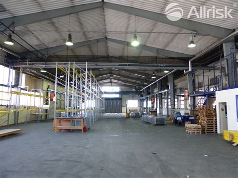 Sklad stavebného materiálu s rôznymi produktami