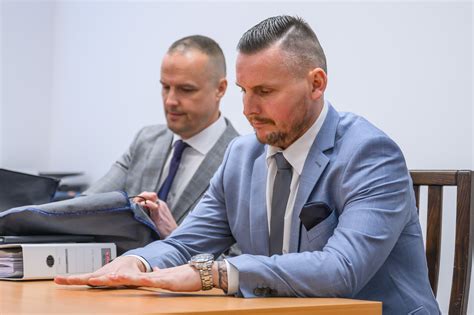 Advokát pri práci s dokumentami