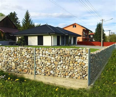 Moderný gabiónový plot s drevenými prvkami