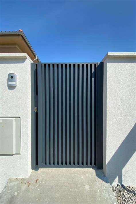 Moderná hliníková brána a bránka