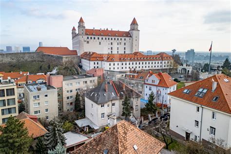 Bratislavský panoráma s modernými bytovými domami