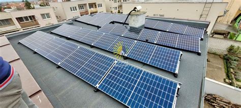 Ilustračný obrázok fotovoltaických panelov na plochej streche s balastovým systémom