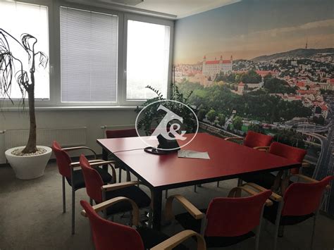 Interiér moderného kancelárskeho priestoru s presklenými priečkami