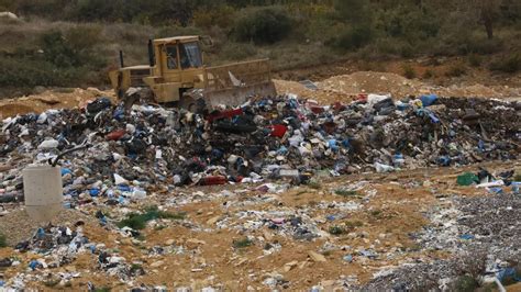 Stavenisko s rôznymi stavebnými materiálmi a odpadom