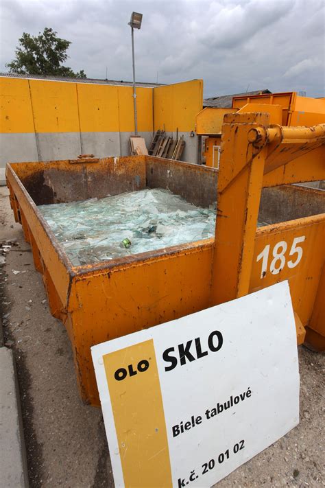 Ilustrácia zberného dvora s rôznymi kontajnermi na odpad