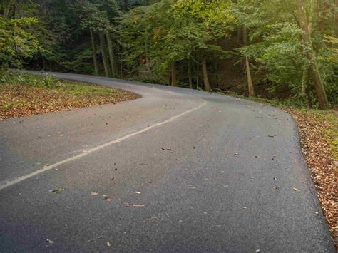 Úsek cyklotrasy s novým asfaltovým povrchom